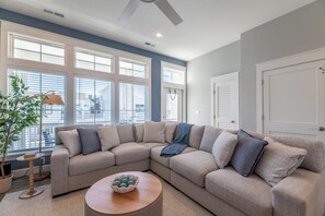 Smart TV - Bikini Bottom - Ocean Breeze Condo, Pool, Ocean View, Pets OK, Flex Stays (Kill Devil Hills)