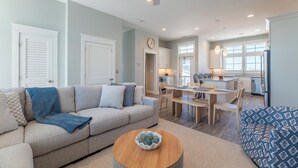 Ein modernes Wohnzimmer mit einer Couch, einem Couchtisch und einem Essbereich.