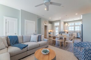 Ein modernes Wohnzimmer mit einer Couch, einem Couchtisch und einem Essbereich.