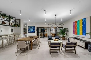 Dining - Luxury Downtown 37th Floor  Pool, Gym + Free Parking (Miami)