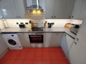 Private kitchen - Fabulous 1BR Flat with Private Patio and Parking (Poole)