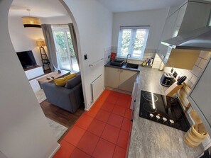 Private kitchen - Fabulous 1BR Flat with Private Patio and Parking (Poole)