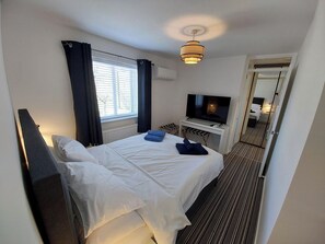 Room - Fabulous 1BR Flat with Private Patio and Parking (Poole)