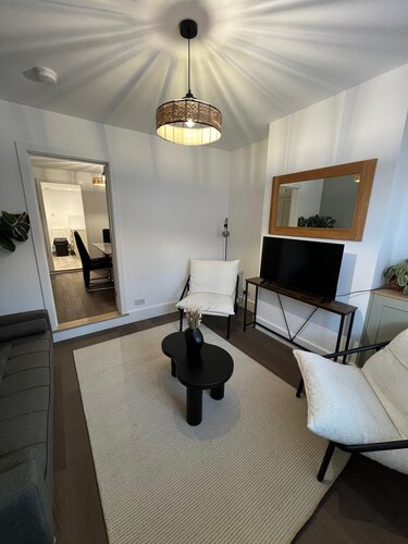 Central Home | Sleeps 5 | Free Nearby Parking