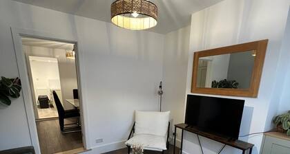 Central Home | Sleeps 5 | Free Nearby Parking