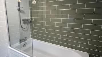 Sèche-cheveux, serviettes fournies, savon, papier toilette