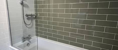 Een haardroger, handdoeken, zeep, toiletpapier
