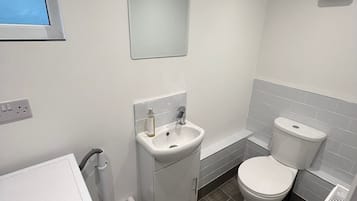 Sèche-cheveux, serviettes fournies, savon, papier toilette