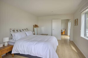 2 bedrooms, iron/ironing board, WiFi, bed sheets - Miro Guesthouse - Palm Beach on Your Doorstep (Waiheke Island)