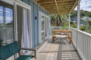 Outdoor dining - Miro Guesthouse - Palm Beach on Your Doorstep (Waiheke Island)