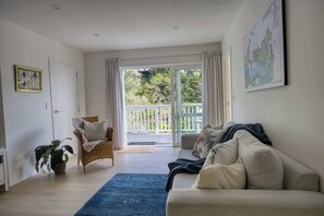 TV - Miro Guesthouse - Palm Beach on Your Doorstep (Waiheke Island)