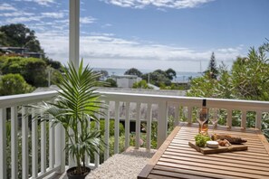 Outdoor dining - Miro Guesthouse - Palm Beach on Your Doorstep (Waiheke Island)
