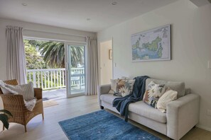 TV - Miro Guesthouse - Palm Beach on Your Doorstep (Waiheke Island)