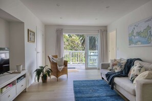 Living area - Miro Guesthouse - Palm Beach on Your Doorstep (Waiheke Island)