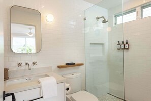 Shower, hair dryer, towels, soap - Hanalei River Cottages - Cottage Two, Luxury Private, Kauai North Shore stay (Hanalei)