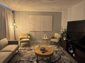 Living area - Spacious 4-bedroom townhome in fantastic Lutz with AC (Lutz)