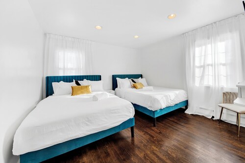 Stylish 3BR Home • Game Room • Free Parking • Sleeps 16