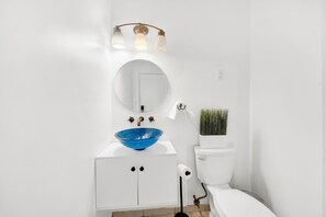 Haartrockner, Bidet, Handtücher, Seife
