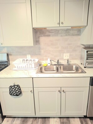 Private kitchen - Serene 3-bedroom townhome with AC in charming Wilmington (Wilmington)