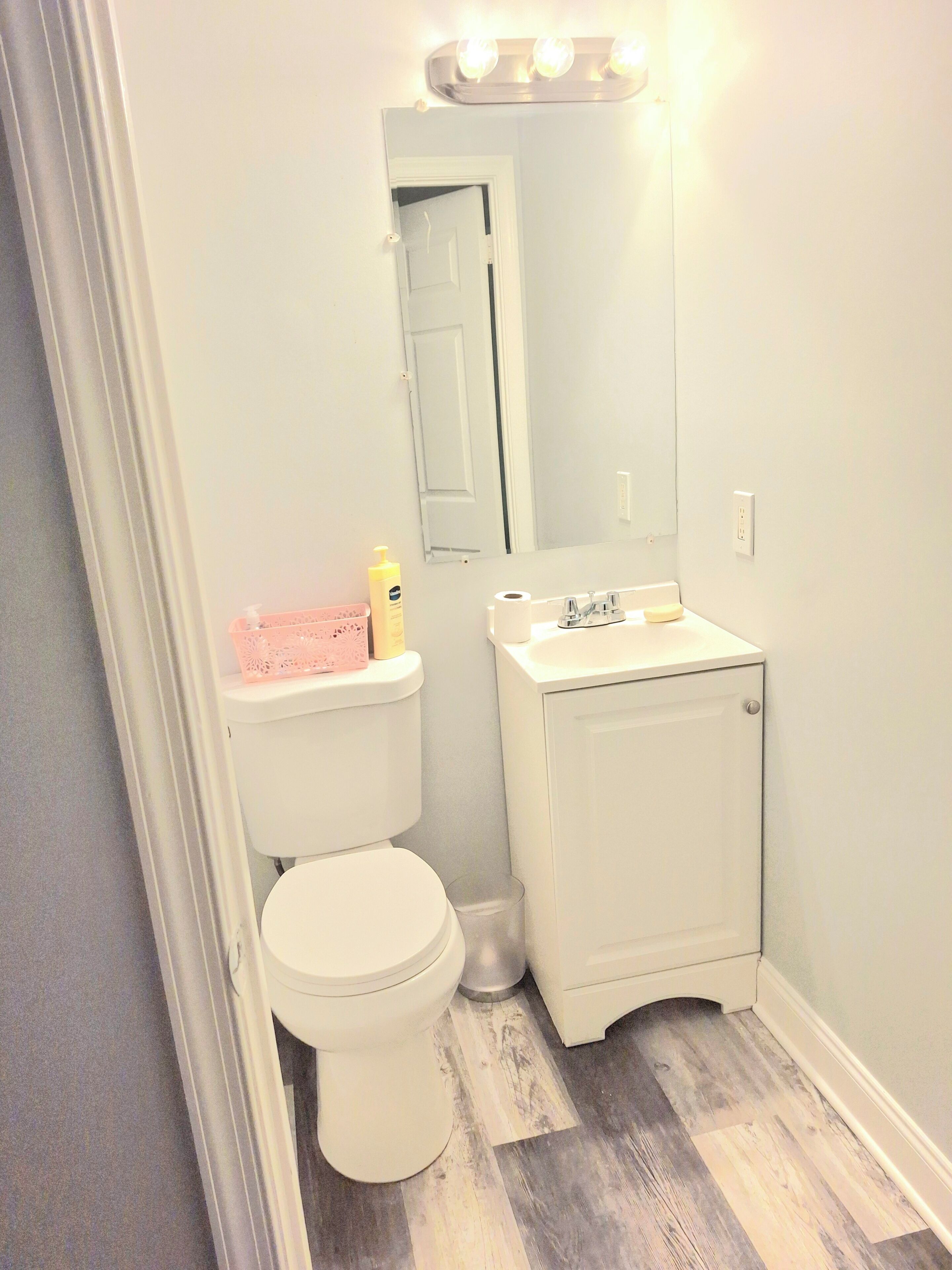 Haartrockner, Handtücher, Seife, Toilettenpapier