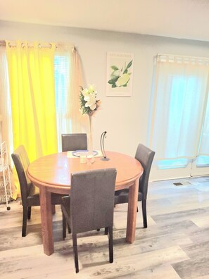 Dining - Serene 3-bedroom townhome with AC in charming Wilmington (Wilmington)