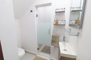 Haartrockner, Handtücher, Seife, Toilettenpapier
