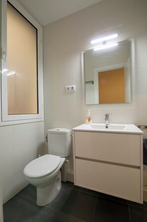Shower, hair dryer, towels, toilet paper - Barcelona appartment in city center (Barcelona)
