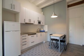 Fridge, microwave, stovetop, dishwasher - Barcelona appartment in city center (Barcelona)