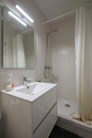 Shower, hair dryer, towels, toilet paper - Barcelona appartment in city center (Barcelona)
