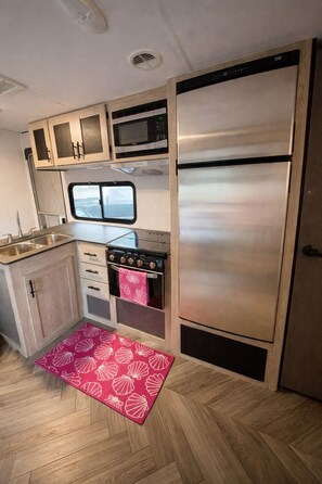 Microwave, stovetop - Beachfront RV Port Aransas Beach 2022 Prowler (Port Aransas)