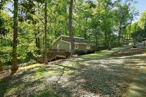 Exterior - Moneta Memories — Hot Tub & Fire Pit (Moneta)