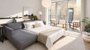 Ein modernes Schlafzimmer mit einem Bett, einer Couch, einem Balkon mit Stühlen und einem großen Fenster.