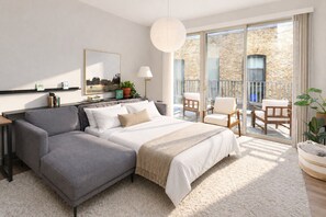 Une chambre moderne avec un lit, un canapé, un balcon avec des chaises et une grande fenêtre.