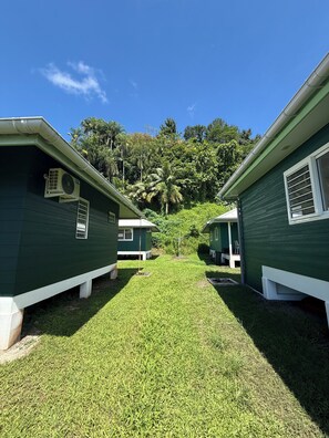Bungalow Classique, patio, vue jardin | Enceinte de l’hébergement