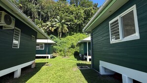 Bungalow – classic, terrasse, hageutsikt | Overnattingsstedets uteområder