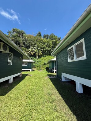 Bungalow phong cách cổ điển, sân hiên, quang cảnh vườn | Khuôn viên nơi lưu trú
