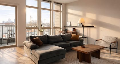 Walker`s Point Apt with Gym and Balcony | Sleeps 4-5