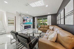 Smart TV, stereo - Air Hockey | Classic Arcade | Fireplace | Resort Pool | Mins to Disney World: Storybook Villa (Kissimmee)