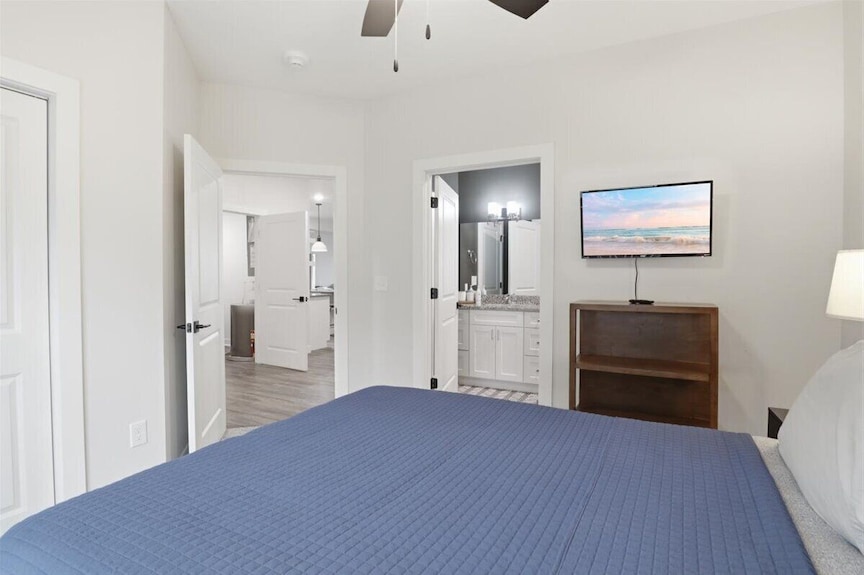 Peaceful, Newly Built Lakefront Condo, W/ Pwc Slip, Screened Balcony, 2 Pools & Elevator - Camdenton, MO