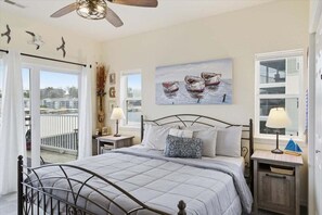 Room - Bright Lakefront Condo, Amazing Views, Pools, Hot Tub (Osage Beach)