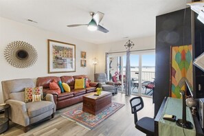 Living area - Bright Lakefront Condo, Amazing Views, Pools, Hot Tub (Osage Beach)