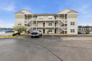 Exterior - Bright Lakefront Condo, Amazing Views, Pools, Hot Tub (Osage Beach)