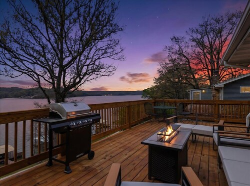46mm Lakefront Home w/ Private Dock, Great Views, Huge Deck & Water Toys