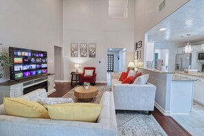 Living area - The Meadow-Spacious Cozy House- Arcade Game room-Sleep 12 (Stafford)