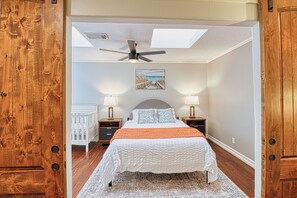 Room - The Meadow-Spacious Cozy House- Arcade Game room-Sleep 12 (Stafford)