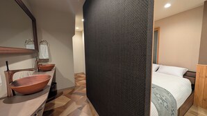 Ein modernes Badezimmer mit einem großen Spiegel, zwei Waschbecken und einer Holzausstattung.