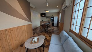 Maison luxueuse, balcon | Aire de séjour | Téléviseur de 80 po avec télévision numérique