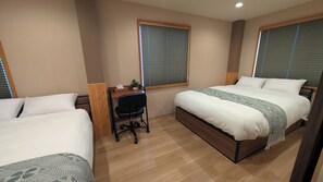 Une chambre avec deux lits, un bureau et une chaise.