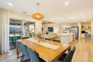 Interior - Cozy & Welcoming Family Retreat in Cowes (Cowes)