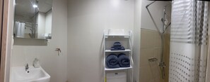 Douche, serviettes fournies, papier toilette